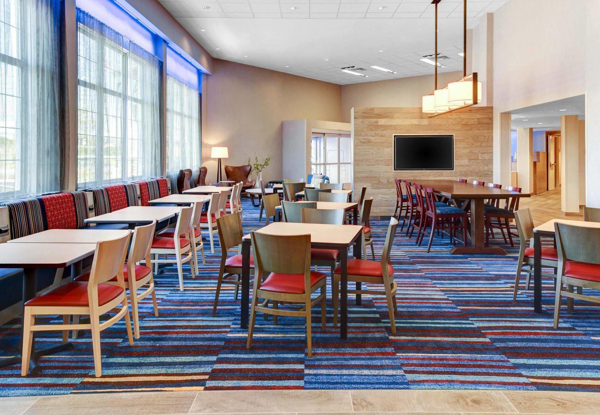 Fairfield Inn & Suites By Marriott Cape Cod Hyannis Exterior photo